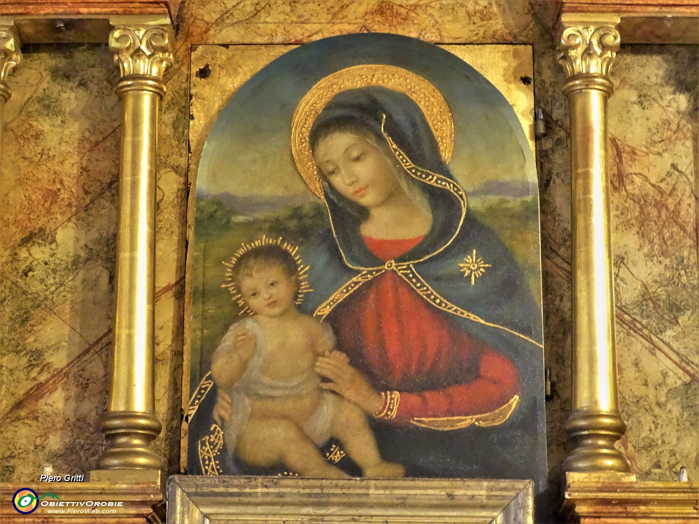 56 Cappella con altare e dipinto Madonna con Bambino.JPG